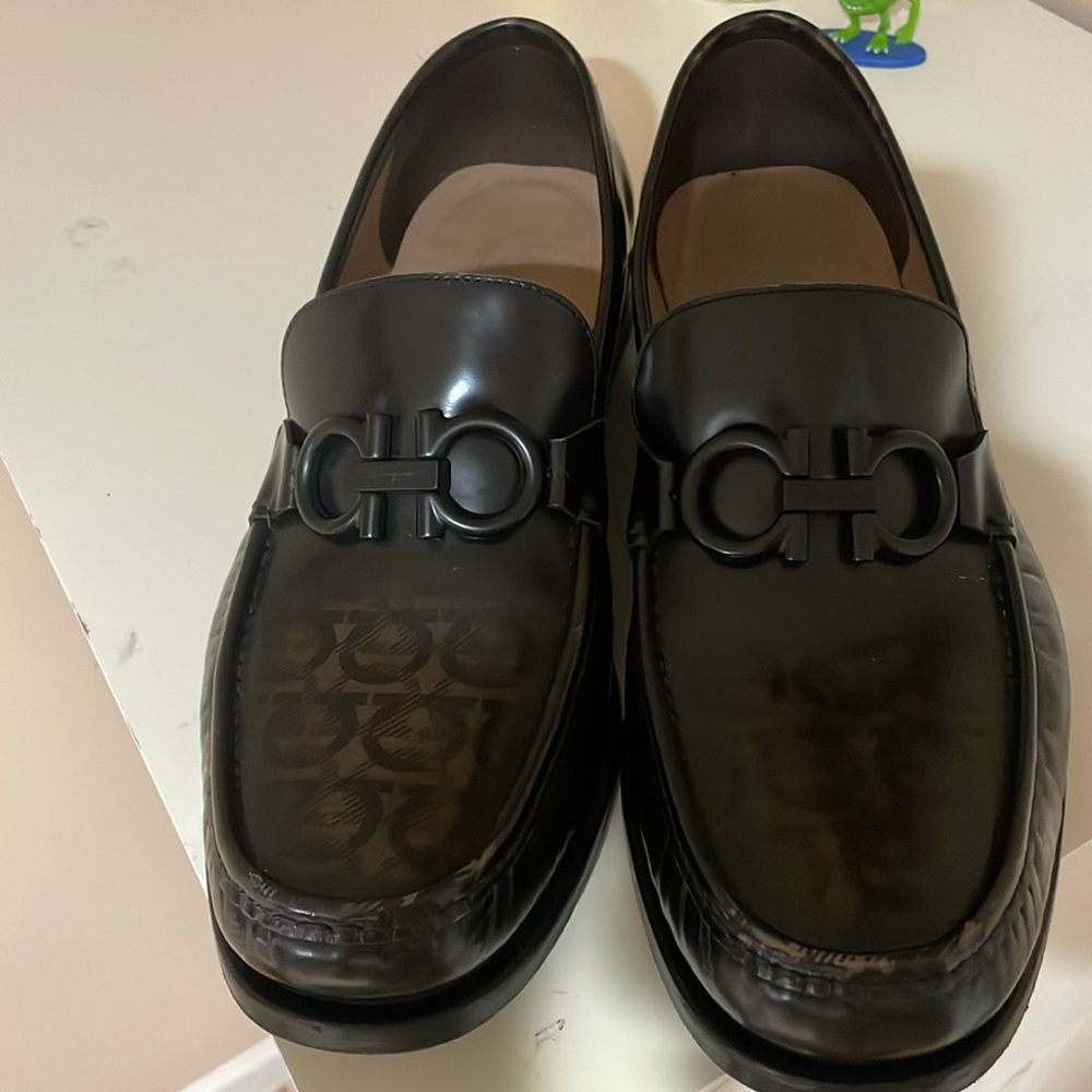 Salvatore Ferragamo
Rolo Leather Loafers
Espresso 10.5EE